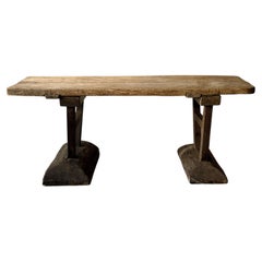 Una mesa consola primitiva de estilo wabi-sabi con patas en forma de bloque, Noruega, hacia el siglo XVIII