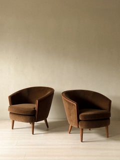 A Pair of Elegant Mid-Century Egg Chairs, circa 1950s