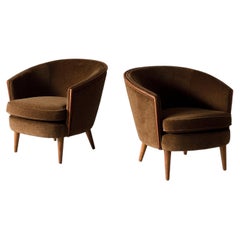 A Pair of Elegant Mid-Century Egg Chairs, circa 1950s