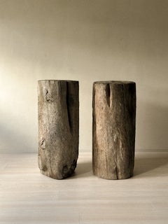 Una coppia di imponenti piedistalli in legno, Norvegia, intorno al 1800