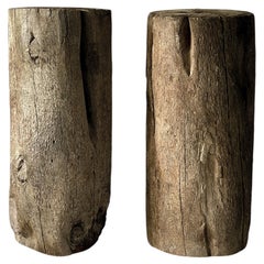 Una coppia di imponenti piedistalli in legno, Norvegia, intorno al 1800