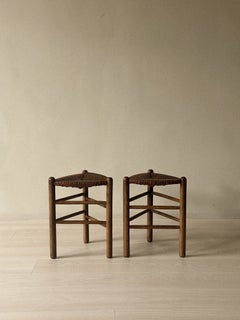 Una coppia di sgabelli triangolari in giunco, nello stile di Charlotte Perriand, anni ’60 circa