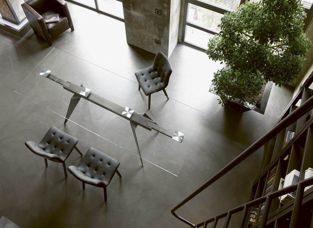 Conçue par Silvia&Maurizio Varsi, il s'agit d'une table extensible obtenue grâce à des technologies et des matériaux d'avant-garde pour garantir une fonctionnalité créative. Le cadre est en métal laqué Silver Natural, qui est l'une des finitions