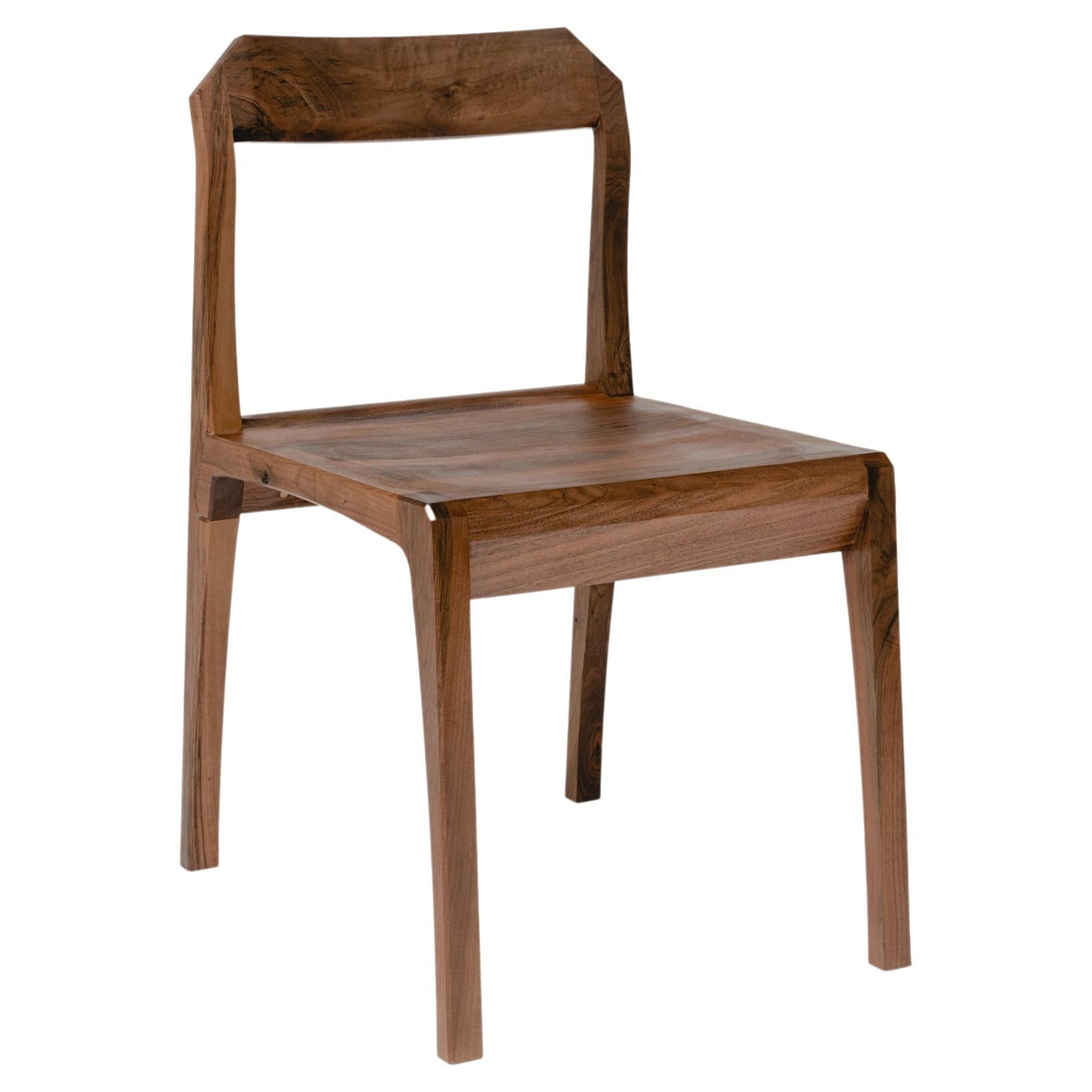 Bois Chaise en bois massif de noyer   en vente