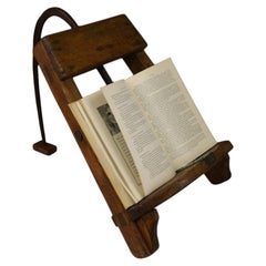 Seltener französischer Buchständer aus Holz im volkstümlichen Stil, ehemals Sitz eines Dachdeckers, um 1800