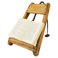 Seltener französischer Buchständer aus Holz im volkstümlichen Stil, ehemals Sitz eines Dachdeckers, um 1800