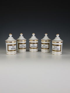 Set di cinque barattoli da farmacia antichi in vetro opalino continentale