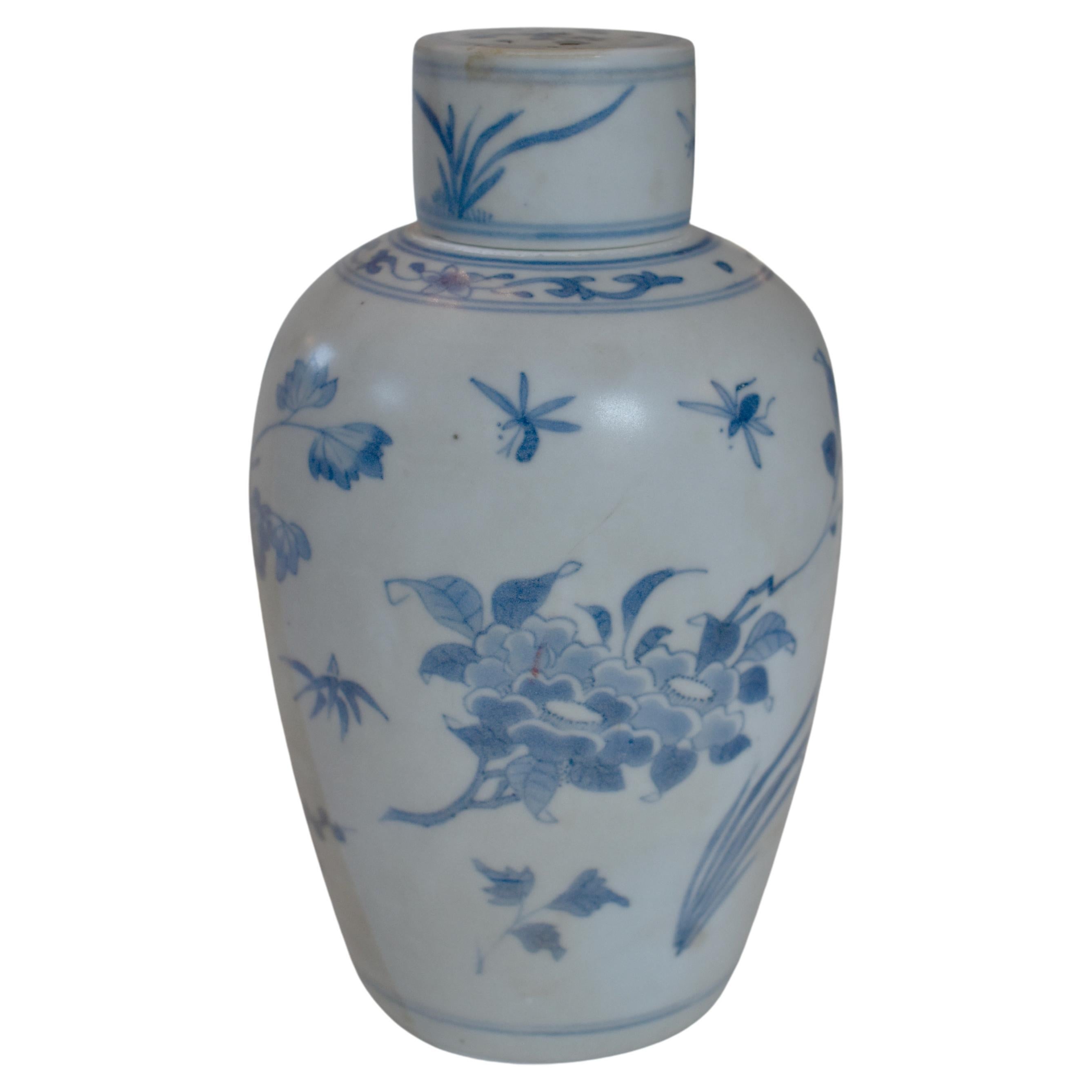 Vase ovoïde en porcelaine de Chine bleu et blanc de la période de transition avec couvercle de la Collection Hatcher. 

Ce vase faisait partie d'un magot récupéré par le capitaine Michael Hatcher dans l'épave d'un navire qui a sombré dans la mer de