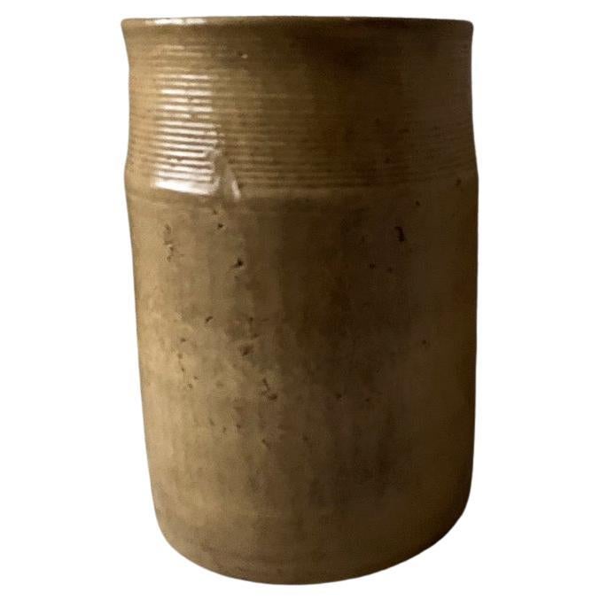 Keramik mit eingraviertem Ringmuster und glasiertem Scherben.