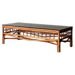 Mesa baja vintage de bambú con tapa de cristal