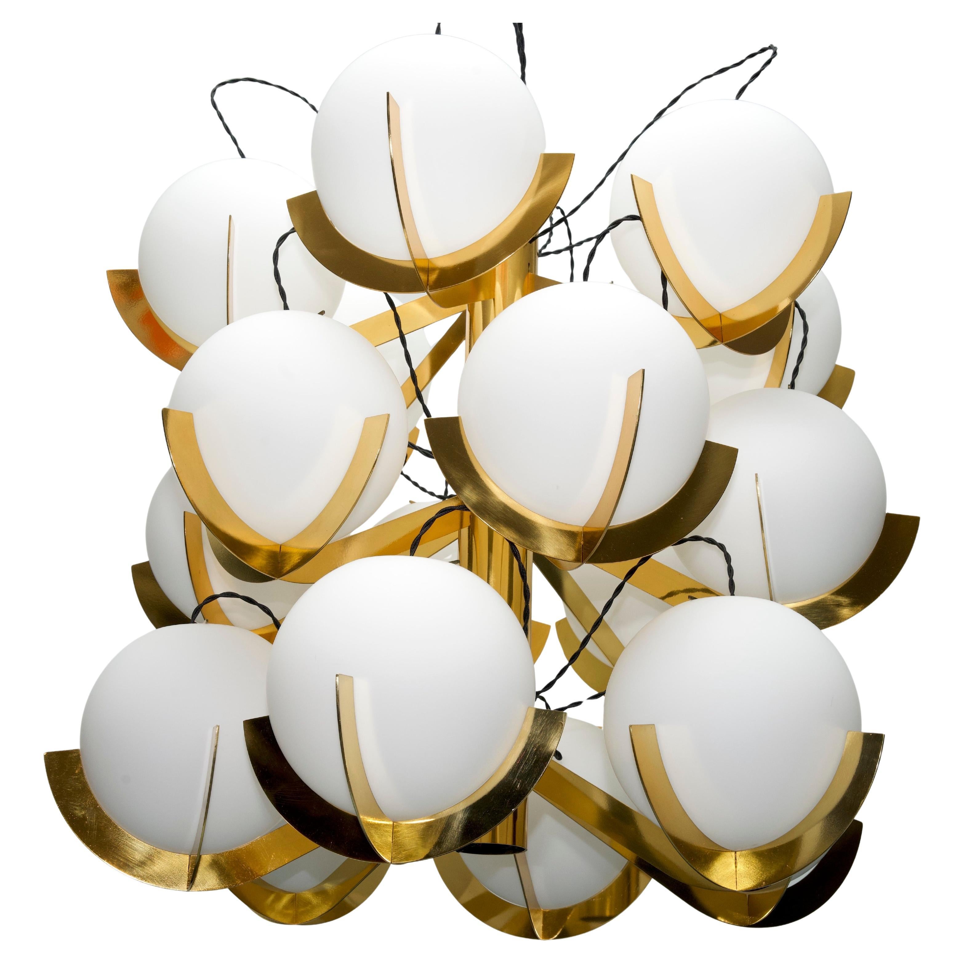 Italienischer 18-flammiger Sputnik-Kronleuchter aus Messing und Opalglas von Fotone Design (Moderne der Mitte des Jahrhunderts)