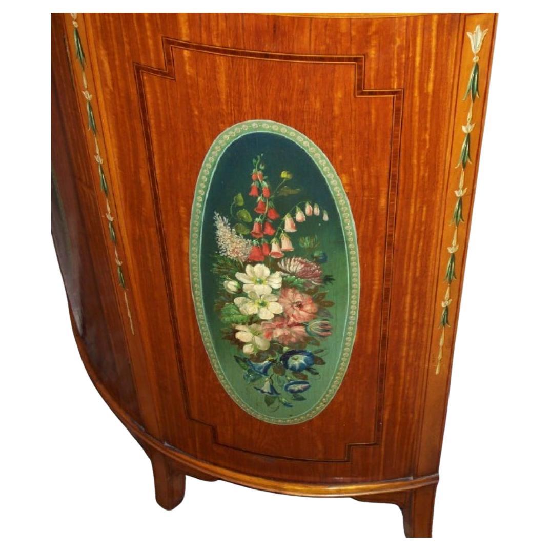 Européen Commode en bois satiné peinte Demilune en vente