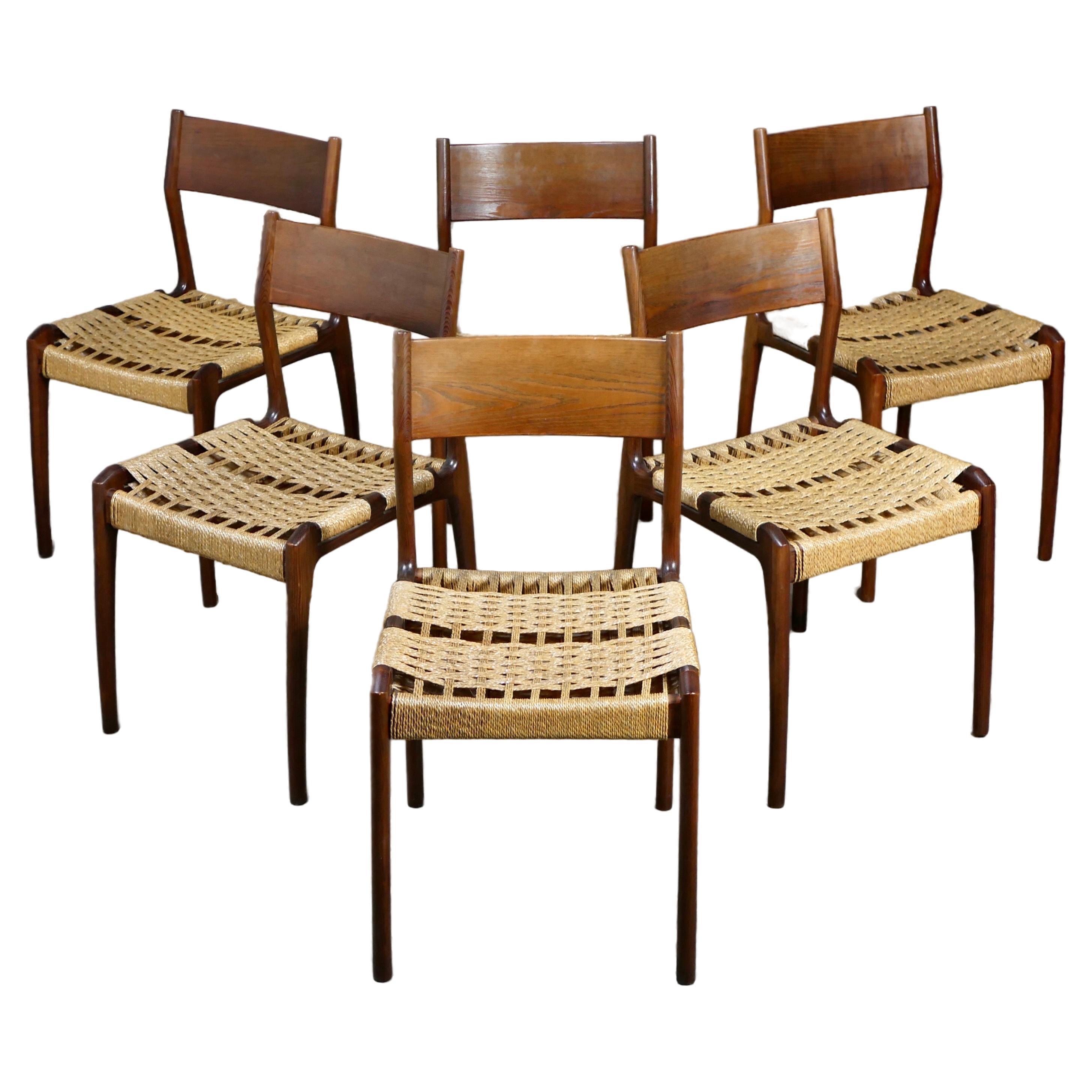 Gorgeous set of 6 Italian chairs by the Consorzio Sedie Friuli, made in the 1960s in Frioul region (back then capital of the Italian chair).
Oak wood and straw? 
Very good condition, few missing straw, barely visible.
Elegant and light, with a nice