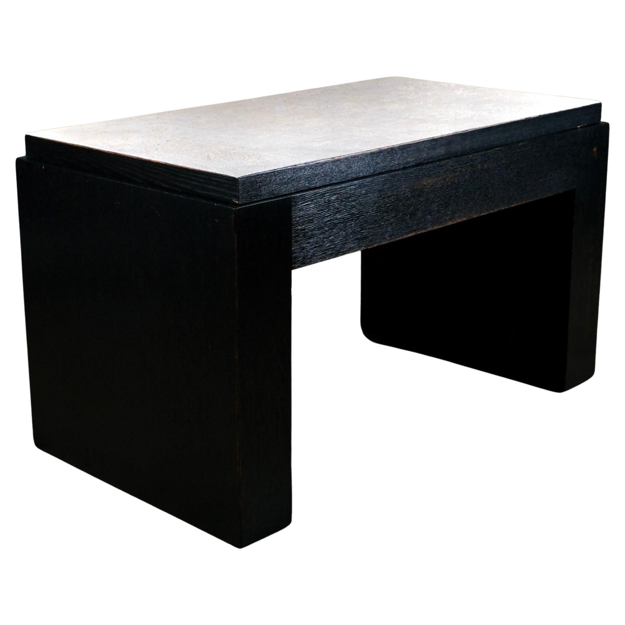 Table basse en bois et céramique, de style Art déco, fabriquée en France dans les années 1960.
Bois teinté noir, dessus ouvrant recouvert d'une couche de céramique texturée, découvrant une boîte à cigares ou à bijoux.
Très élégant et