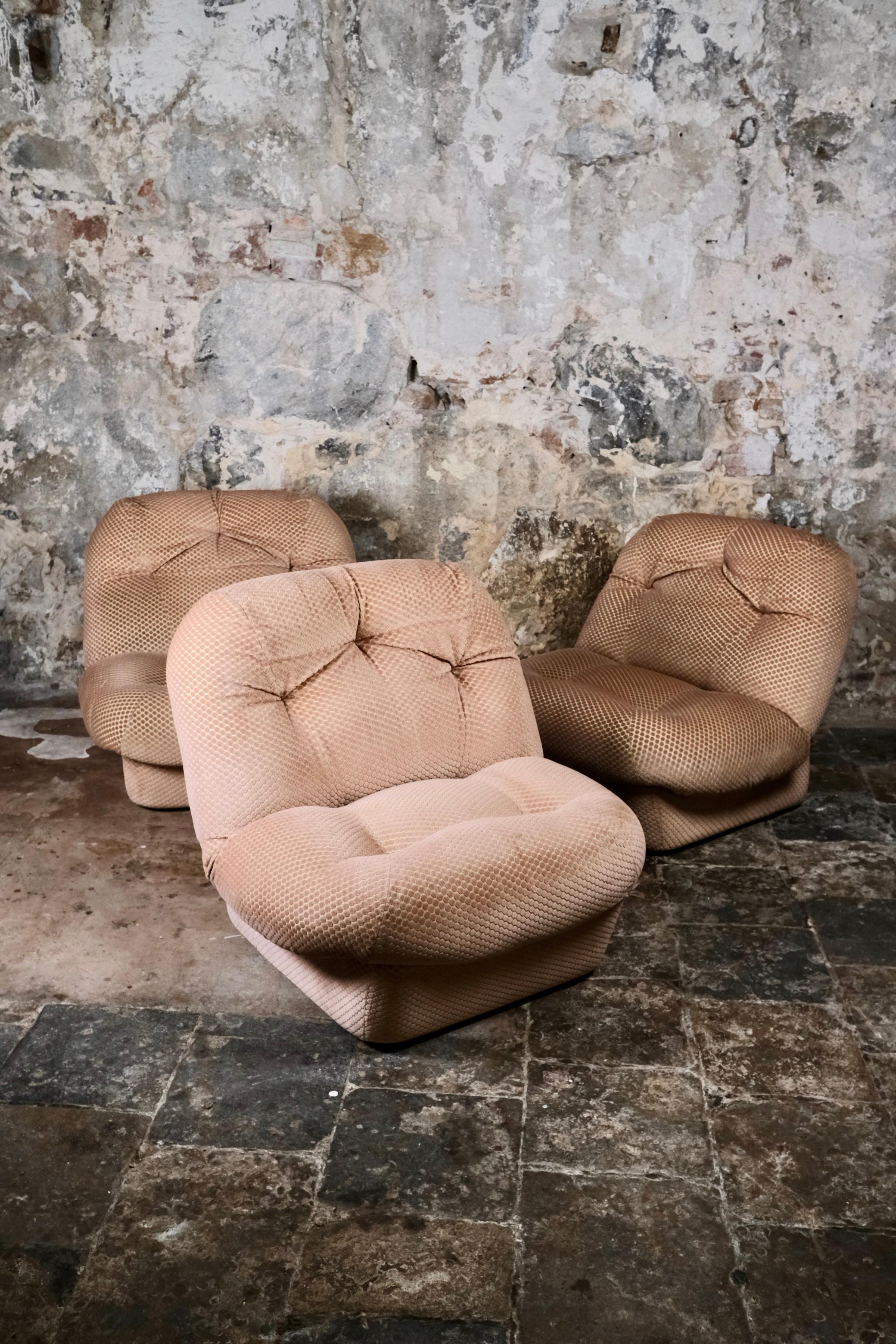 Set di 3 grandi poltrone in velluto goffrato degli anni '70, realizzate in Francia.
Nello stile della poltrona Nuvolone di Rino Maturi.
Velluto goffrato color sabbia.
Nel complesso buone condizioni, da lasciare così com'è o da rivestire, poche