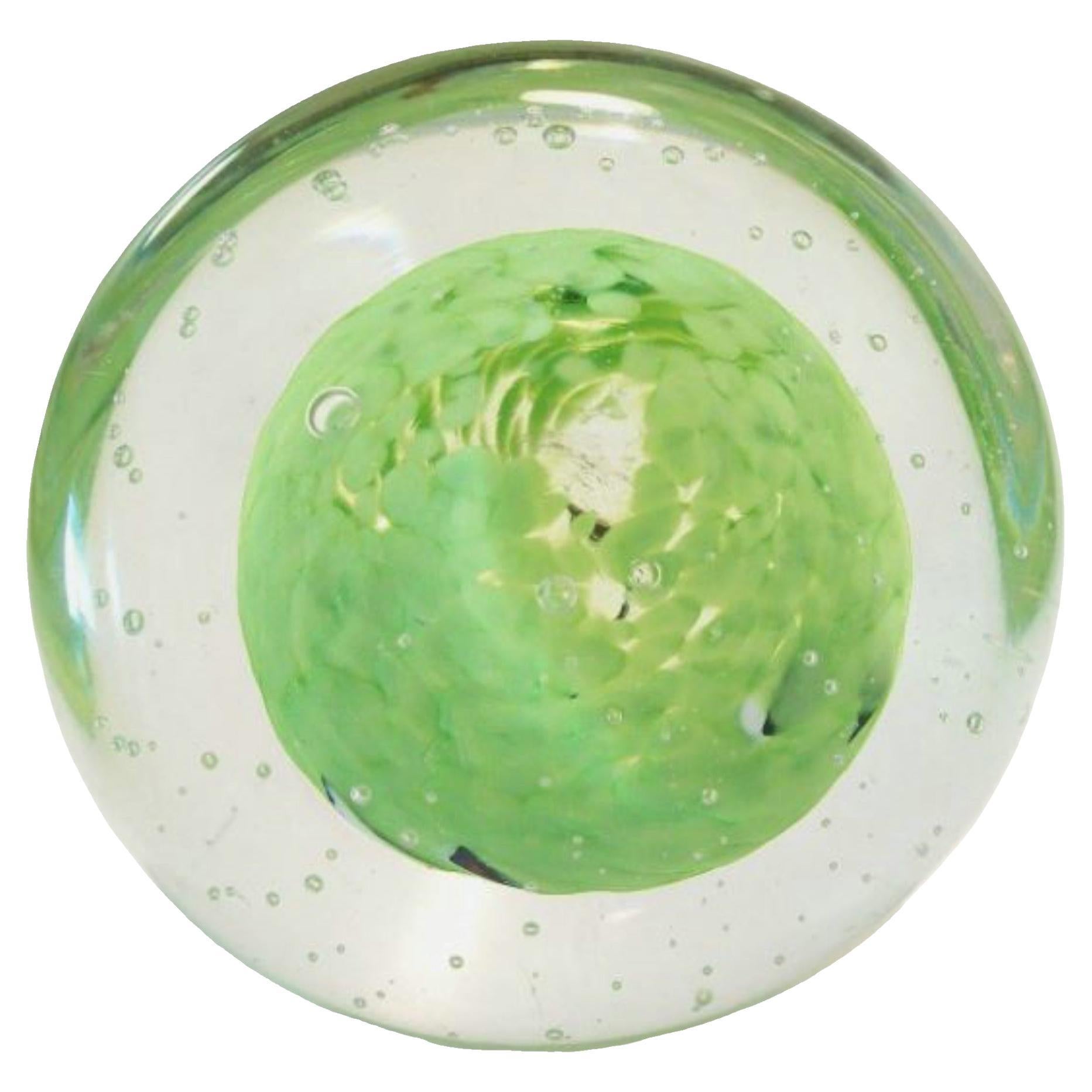 Fermacarte d'epoca in vetro d'arte verde lime e a bolle controllate - metà del XX secolo in vendita