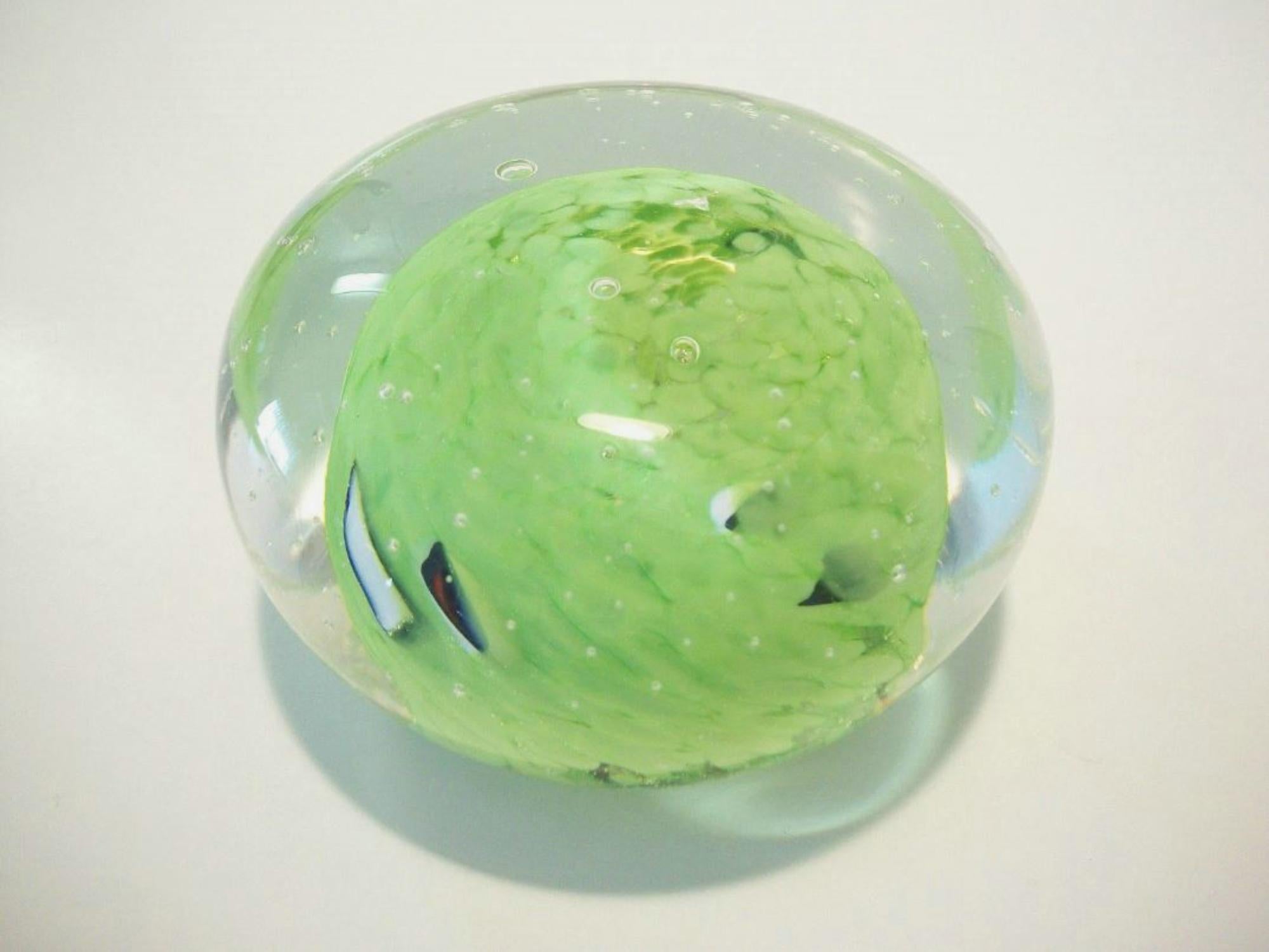 Mid-Century moderno Fermacarte d'epoca in vetro d'arte verde lime e a bolle controllate - metà del XX secolo in vendita