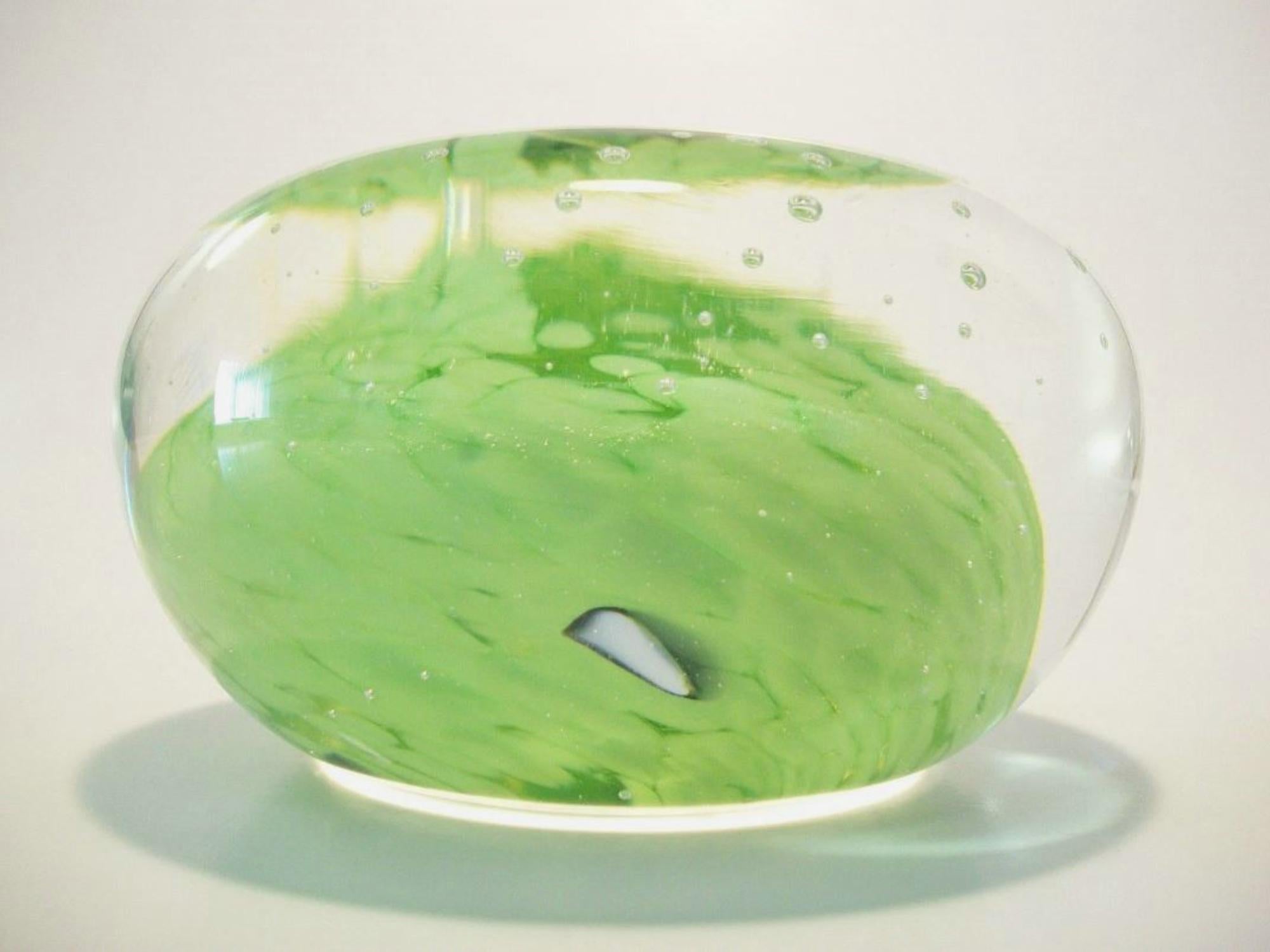 Fatto a mano Fermacarte d'epoca in vetro d'arte verde lime e a bolle controllate - metà del XX secolo in vendita