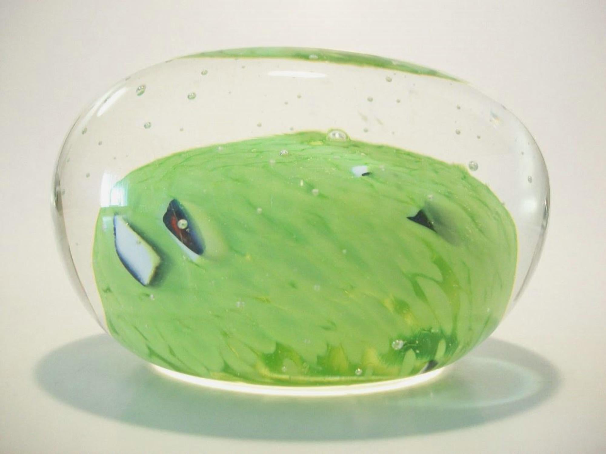 Fermacarte d'epoca in vetro d'arte verde lime e a bolle controllate - metà del XX secolo In condizioni buone in vendita a Chatham, ON