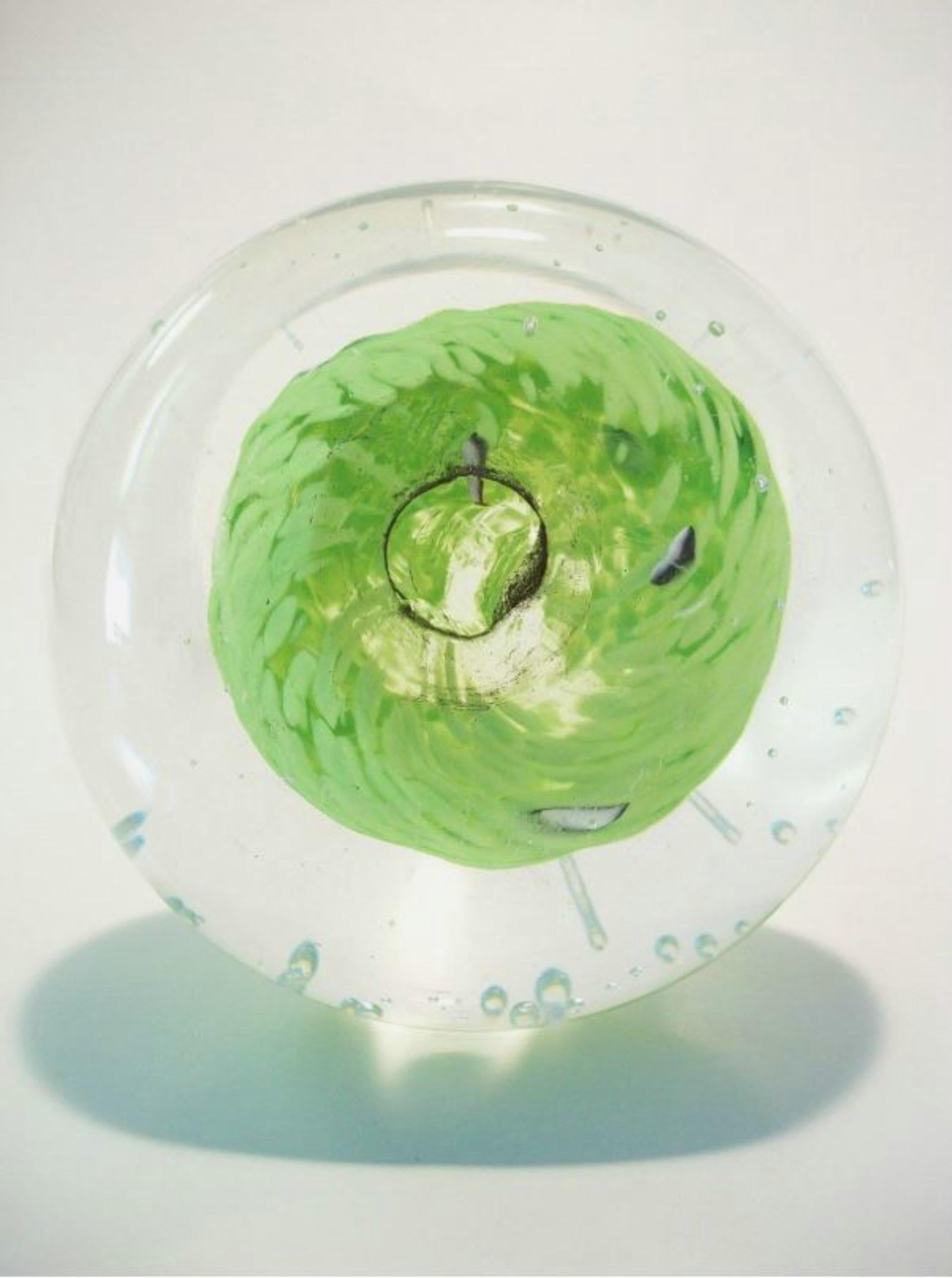 Fermacarte d'epoca in vetro d'arte verde lime e a bolle controllate - metà del XX secolo in vendita 1