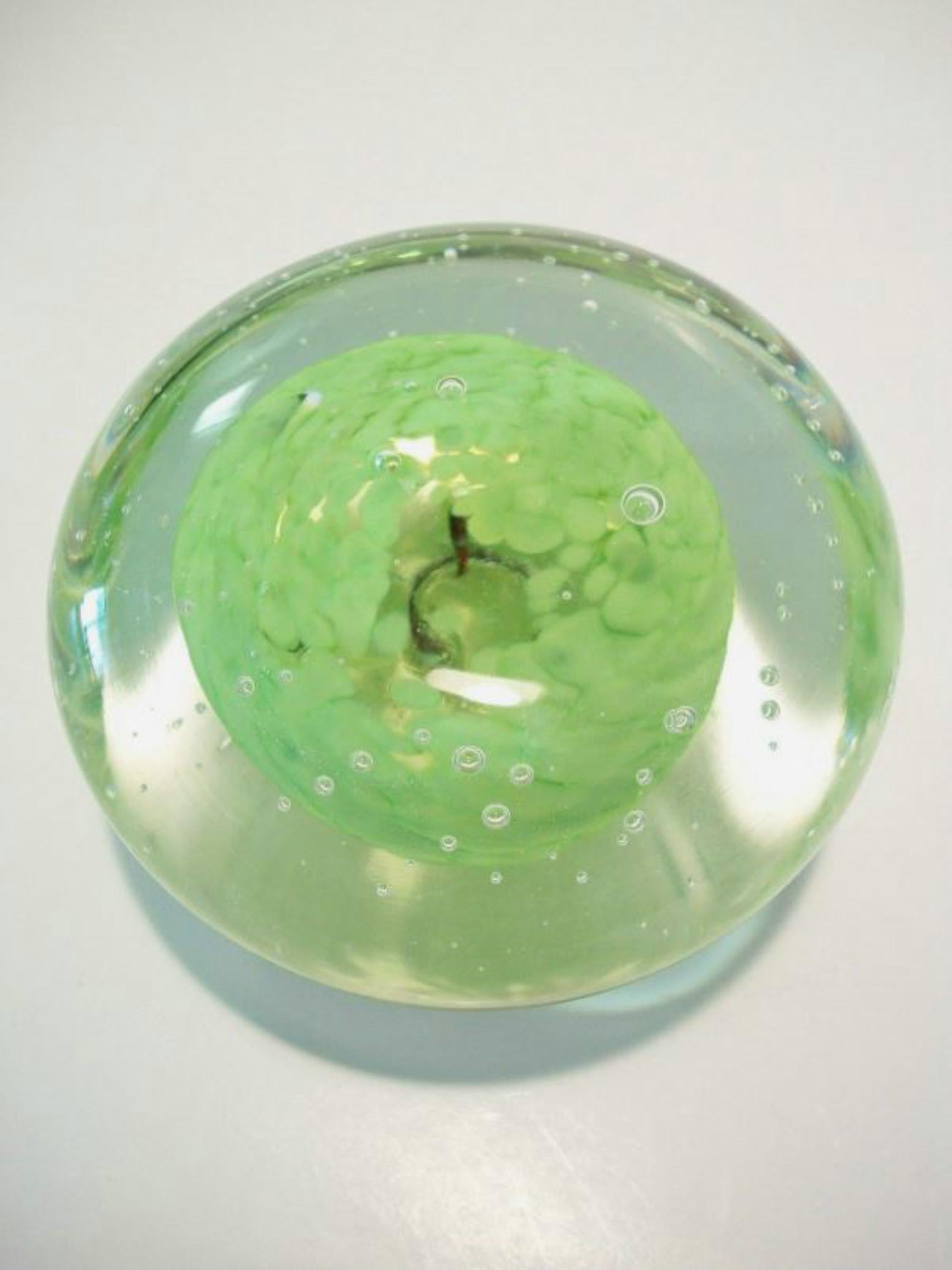 Vetro artistico Fermacarte d'epoca in vetro d'arte verde lime e a bolle controllate - metà del XX secolo in vendita