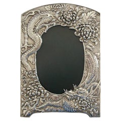 Japanischer Fotorahmen aus Metallguss mit Drachen- und Chrysanthemenmotiv aus der Meiji-Zeit – um 1900
