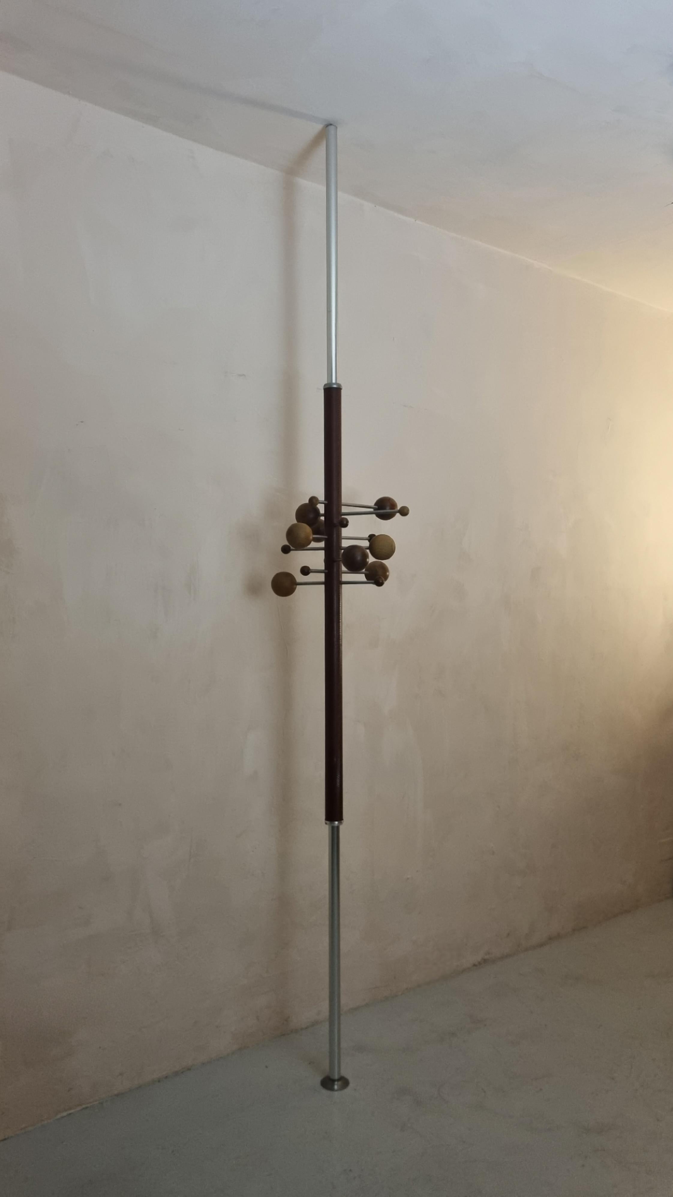 Raro e iconico appendiabiti AT 16 disegnato da Osvaldo Borsani per Tecno 1961, prima produzione.
Struttura portante in alluminio, rivestimento in pelle bovina cucita, inserti in legno di faggio tinto in varie tonalità.
Eccellenti condizioni, lievi