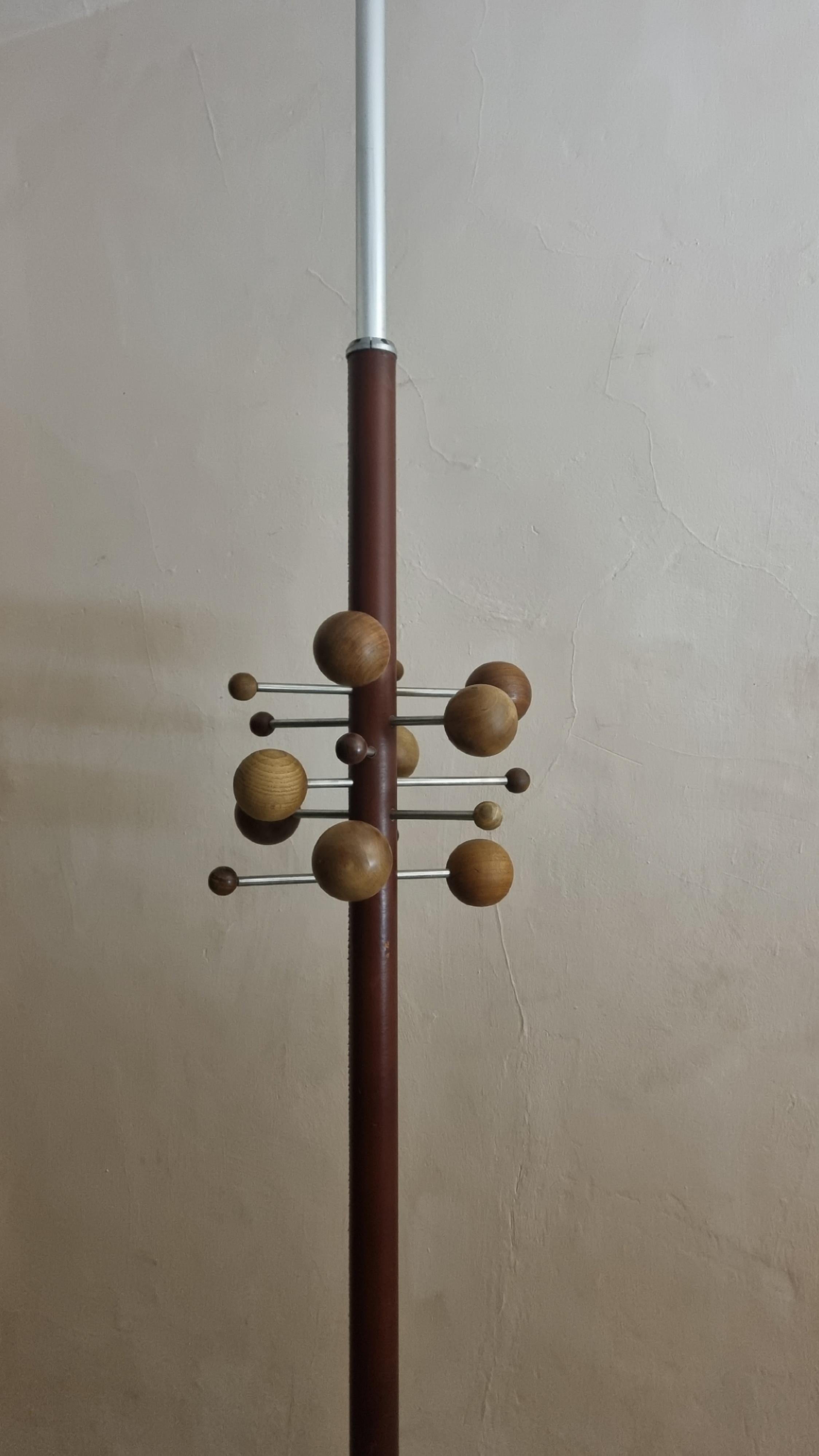 Mid-Century moderno Iconic AT 16 coat rack designed by Osvaldo Borsani for Tecno, 1961. in vendita