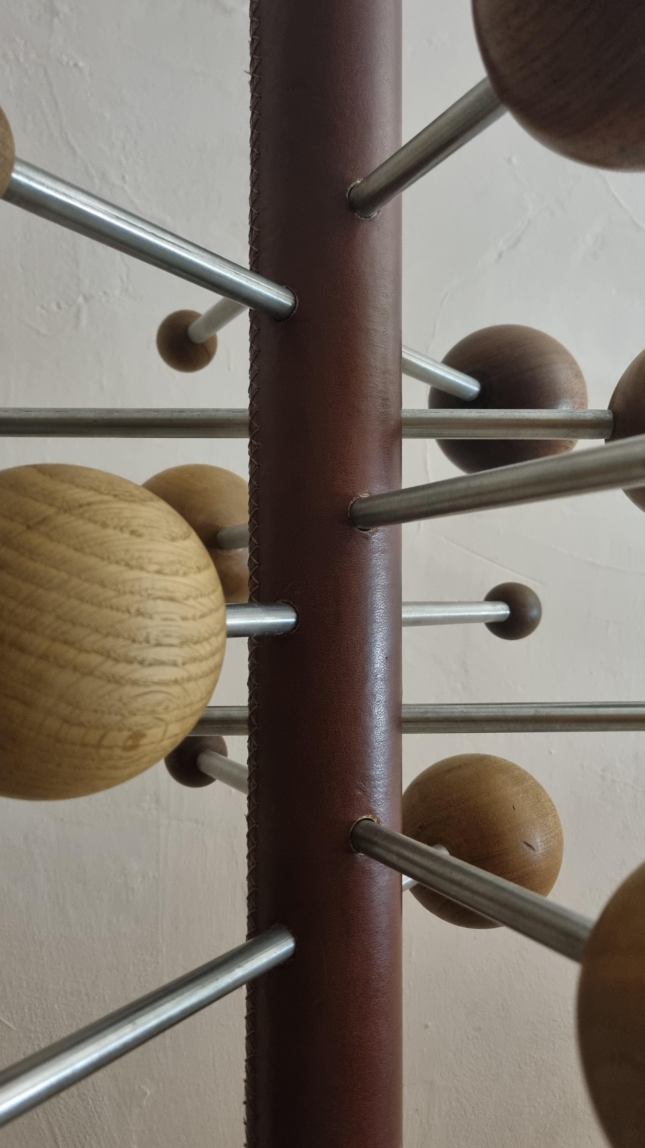 Fatto a macchina Iconic AT 16 coat rack designed by Osvaldo Borsani for Tecno, 1961. in vendita