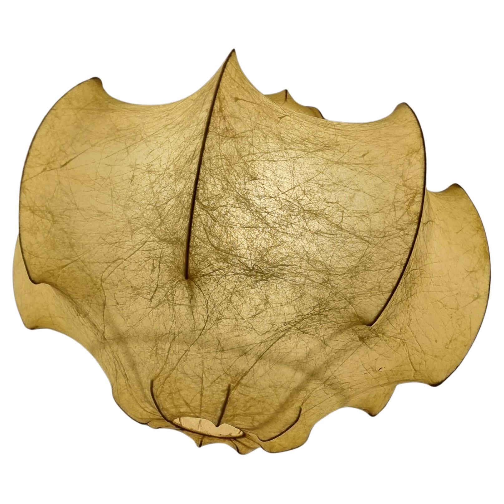 Lampadario mod. Viscontea disegnata da Achille e Pier Giacomo Castiglioni per Flos 1960.
Estructura interna de acaciaio verniciato bianco, espolvoreado con resina especial capullo, primera producción en óptimas condiciones, 
Pezzo originale degli