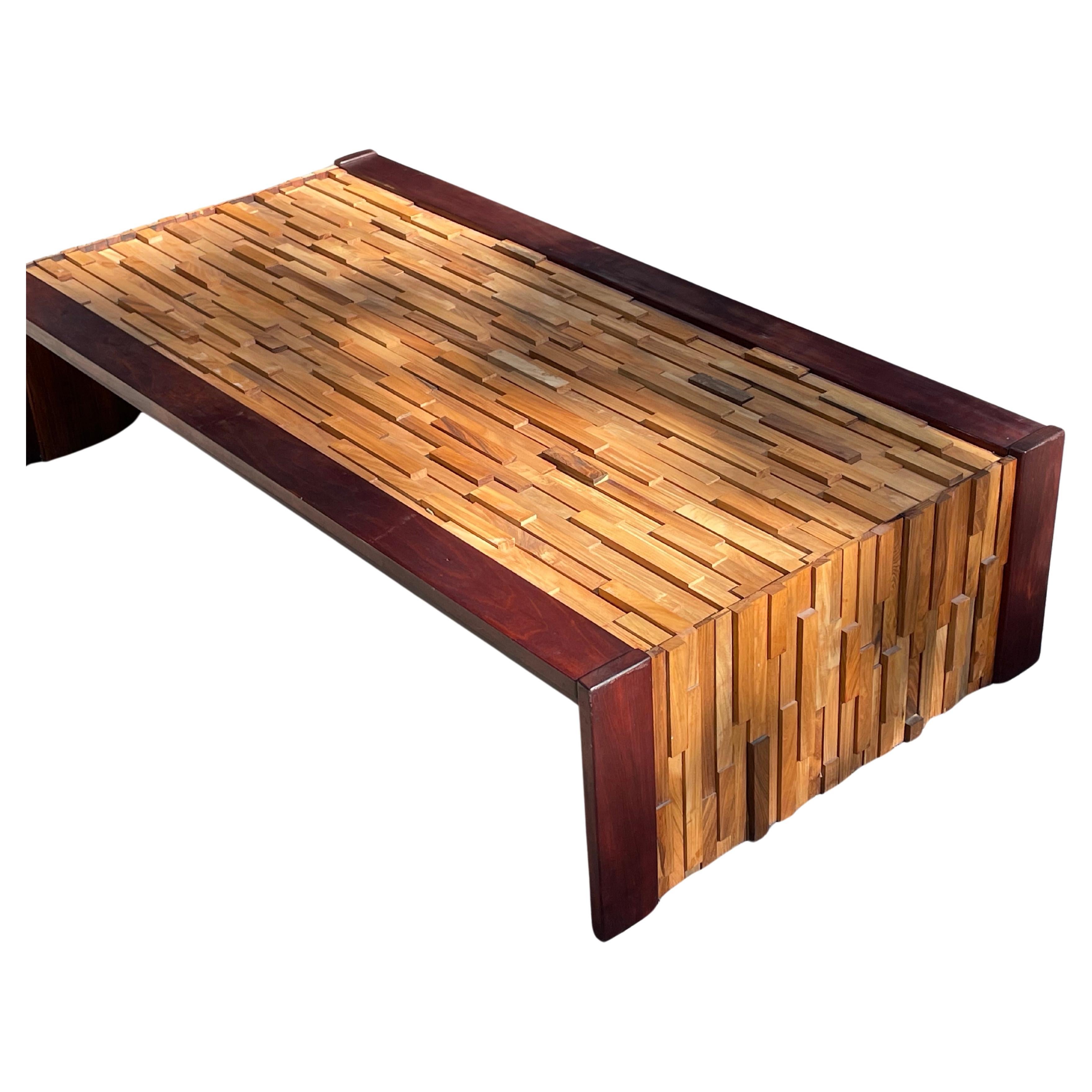 Cette table basse emblématique est l'une des conceptions les plus célèbres de Lafer. Elle a été fabriquée à partir de divers bois durs tropicaux, dont le palissandre, le teck et le jacaranda, dans des hauteurs et des longueurs différentes pour créer