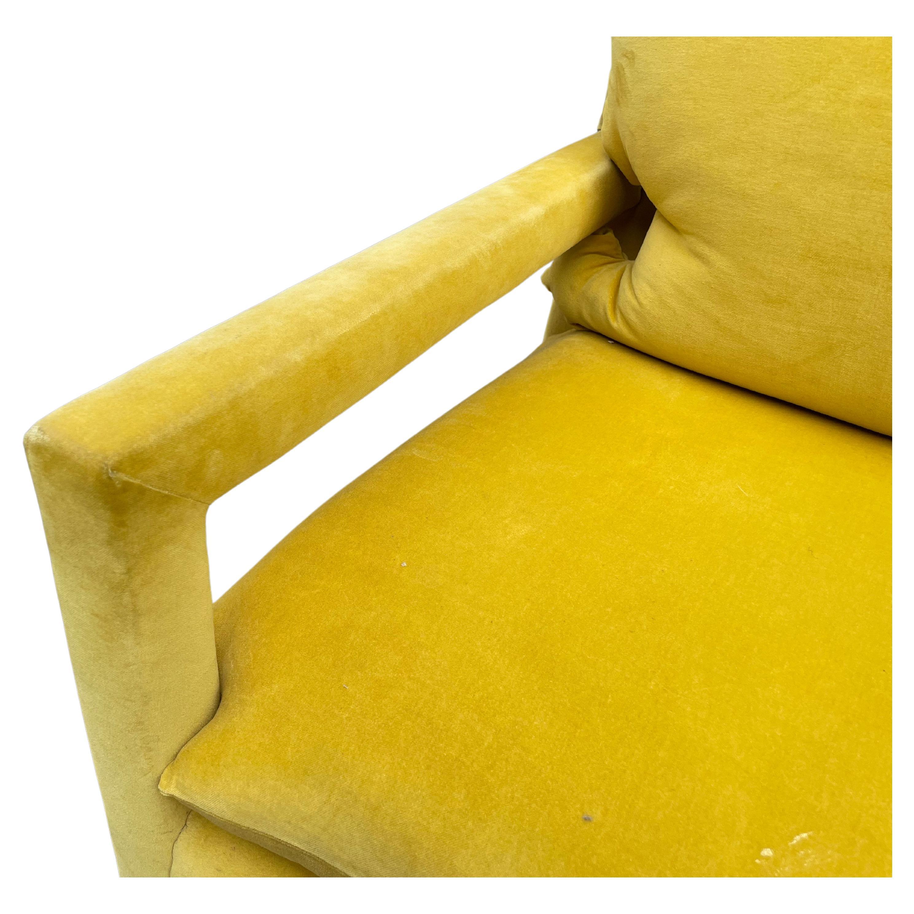 A stunning pair of vintage parson chairs by Milo Baughman fully upholstered in a high quality yellow velvet. Each chair has a removable back and seat cushion. Extremely comfortable.

Very good condition.

Price is for the pair.

DIMENSIONS: 30