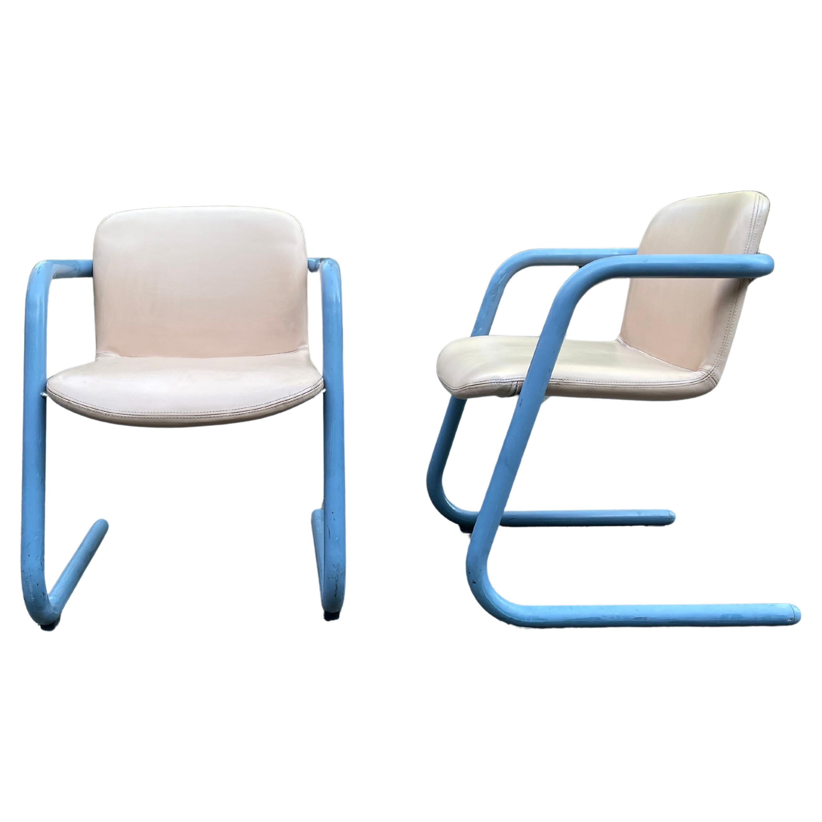 Mid-Century Kinetics Blau 100/300 Stühle von Salmon & Hamilton - 2er Set im Angebot
