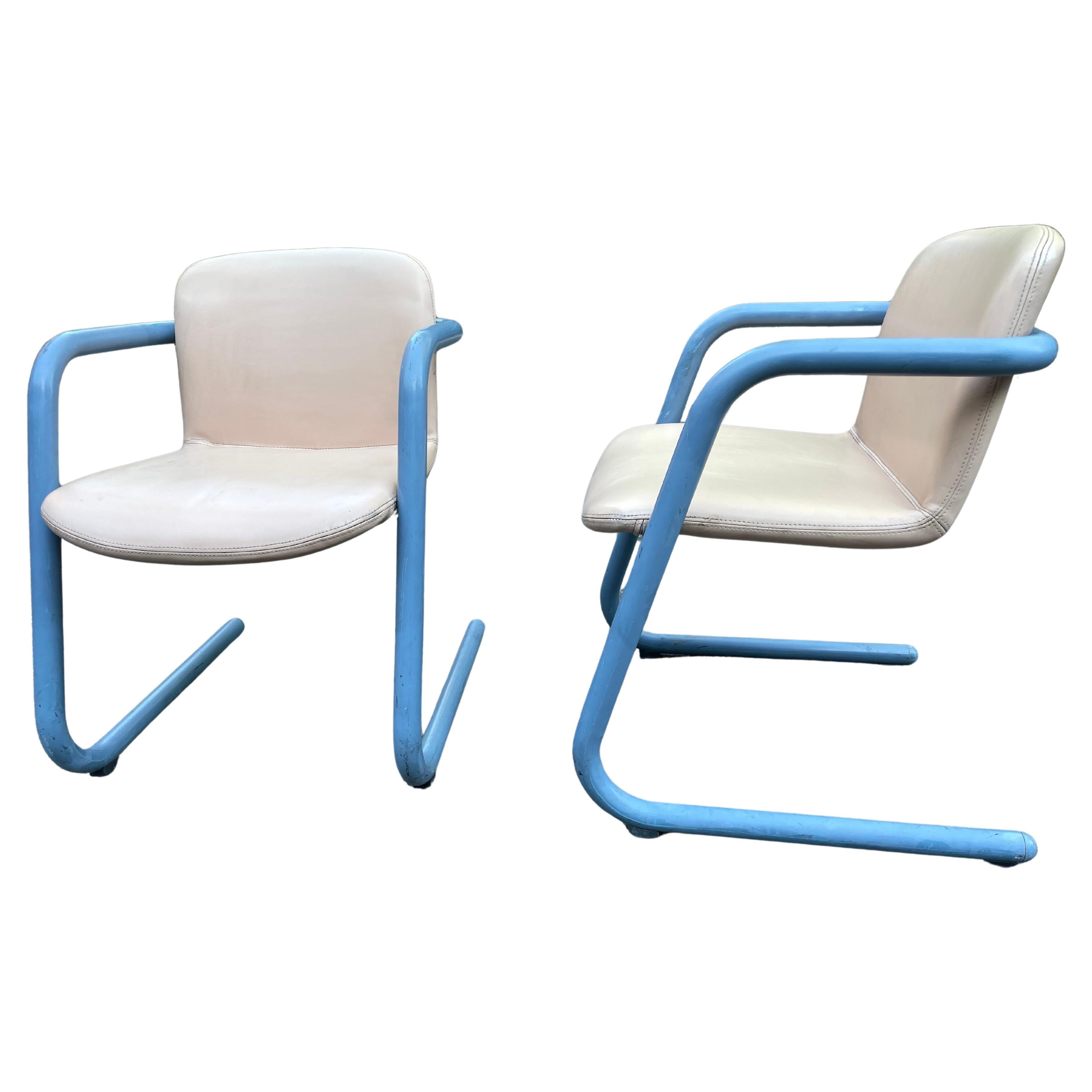 Mid-Century Kinetics Blau 100/300 Stühle von Salmon & Hamilton - 2er Set im Zustand „Gut“ im Angebot in Los Angeles, CA