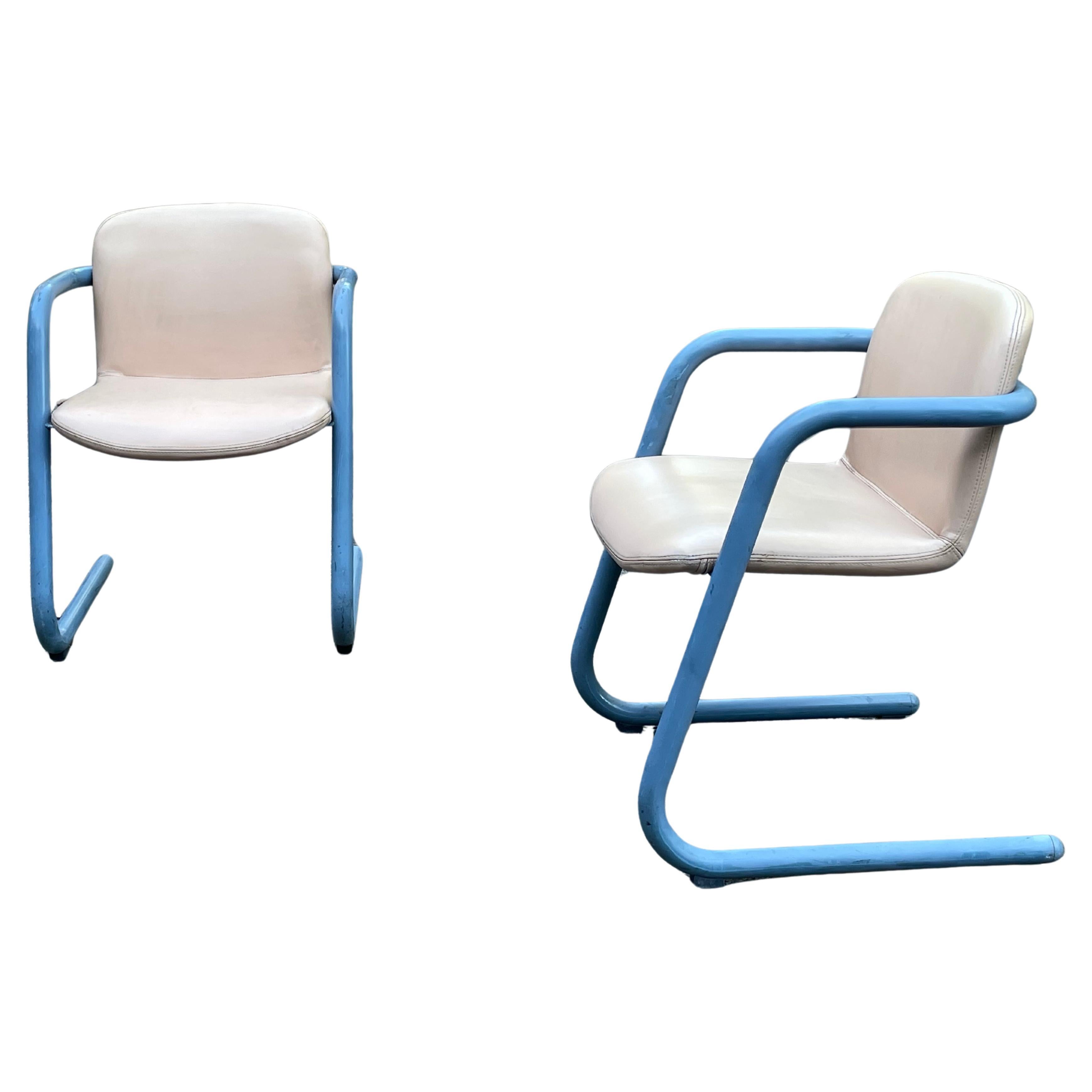 Mid-Century Kinetics Blau 100/300 Stühle von Salmon & Hamilton - 2er Set (Kanadisch) im Angebot