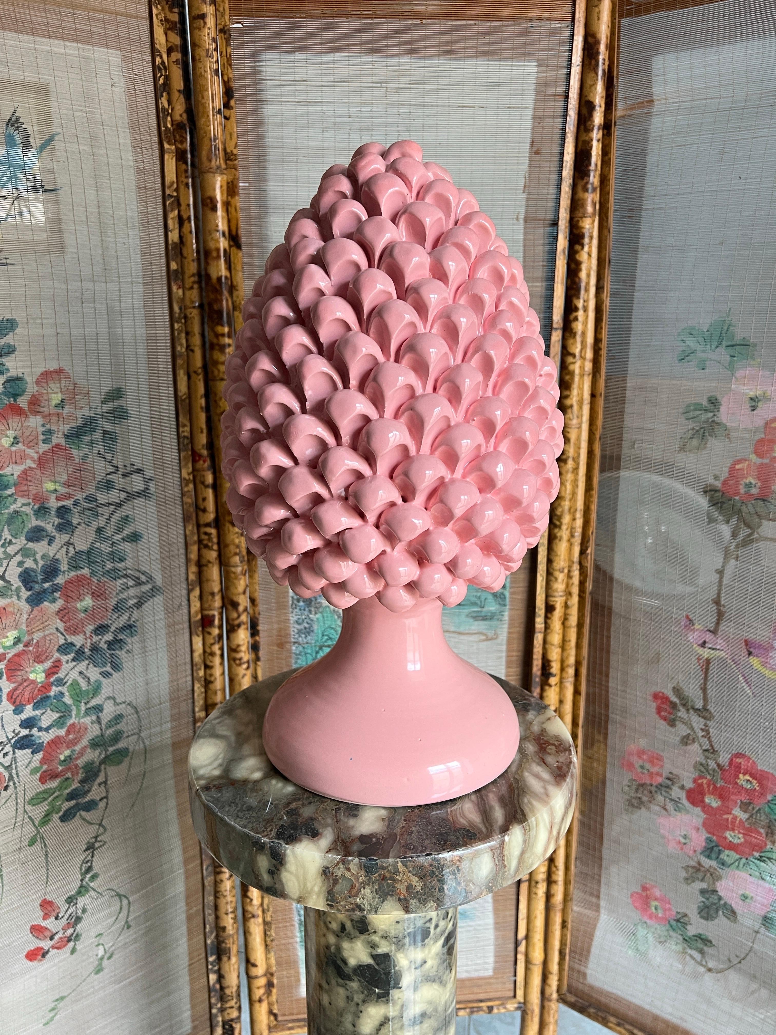 Diese exquisite handgefertigte sizilianische Keramik-Piniennuss ist ein zeitloses Symbol für Wohlstand, Glück und mediterranes Erbe. Jedes Stück wird von geschickten Handwerkern in Sizilien gefertigt und sorgfältig geformt und glasiert, um die