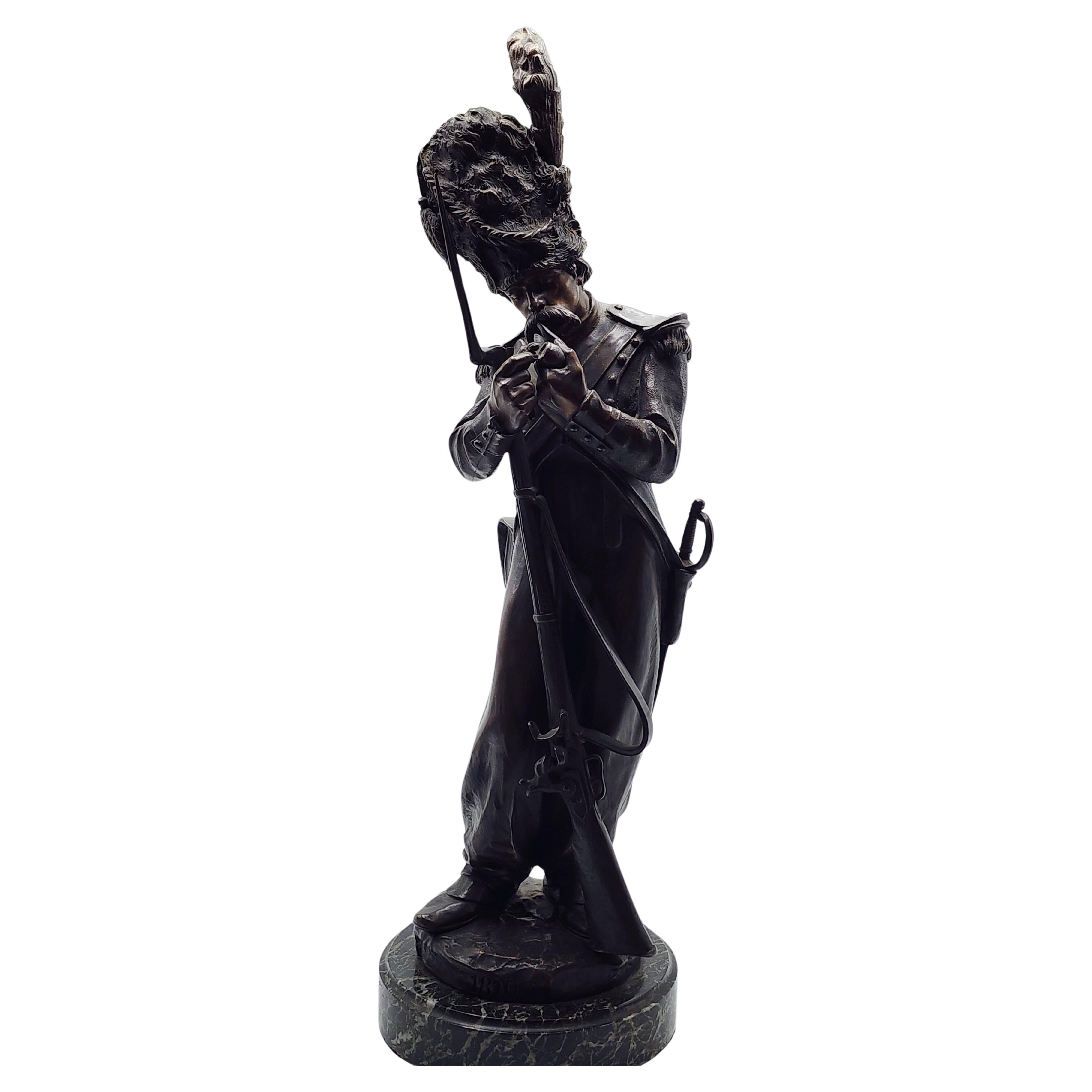 Sculpture en bronze "Grenadier à la baïonnette allumant sa pipe" par Antoine Bofill