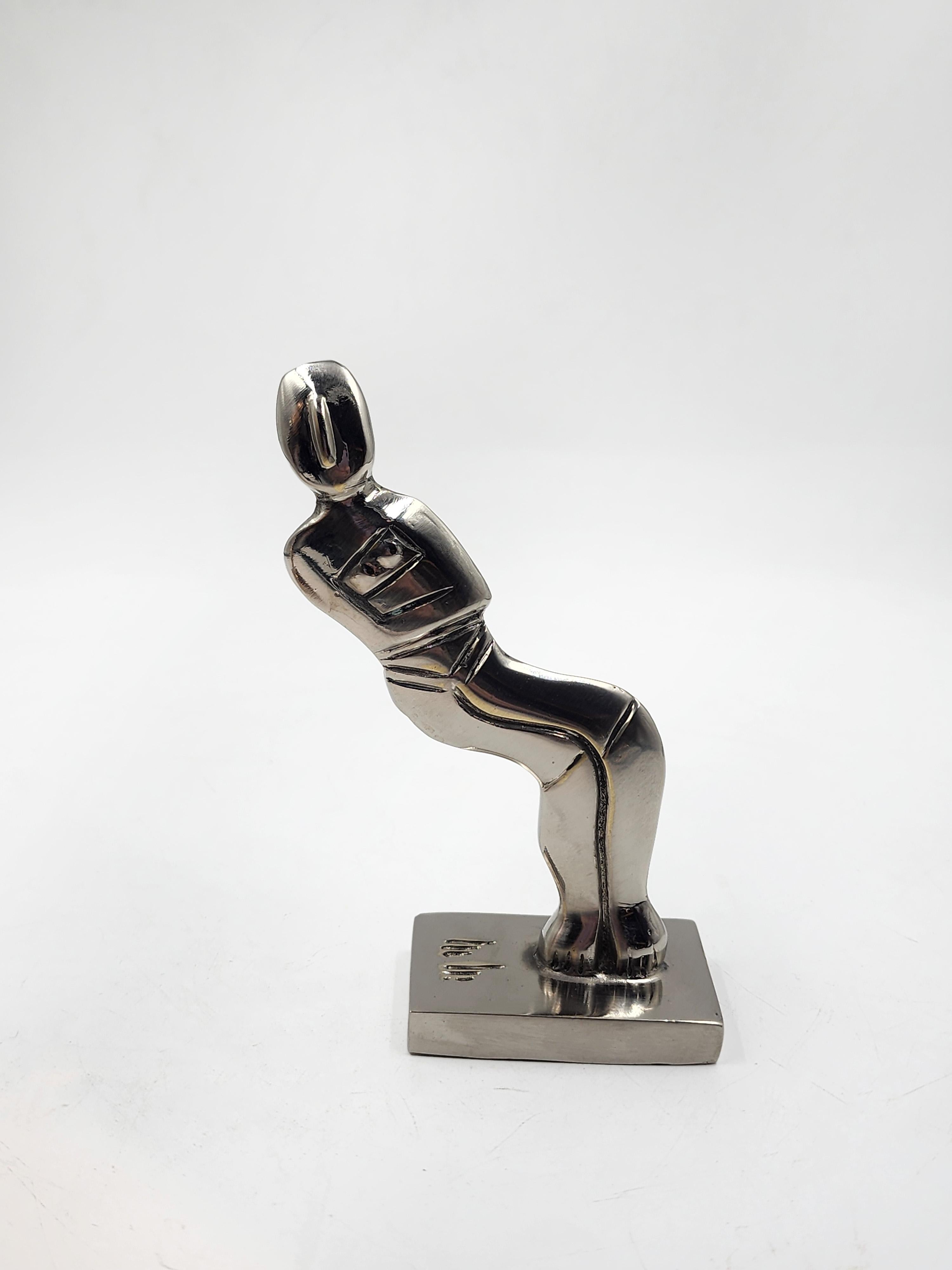 Coppia di figure in metallo placcato argento di Marta Minujín
Una coppia di figure scultoree in metallo argentato create da Marta Minujín. Entrambi i pezzi presentano una forma antropomorfa astratta, caratterizzata da linee curve e angolari che