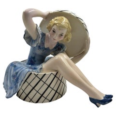 Goldscheider Vienna
Surprise
Girl Sitting in a Bandbox von Dakon, um 1935