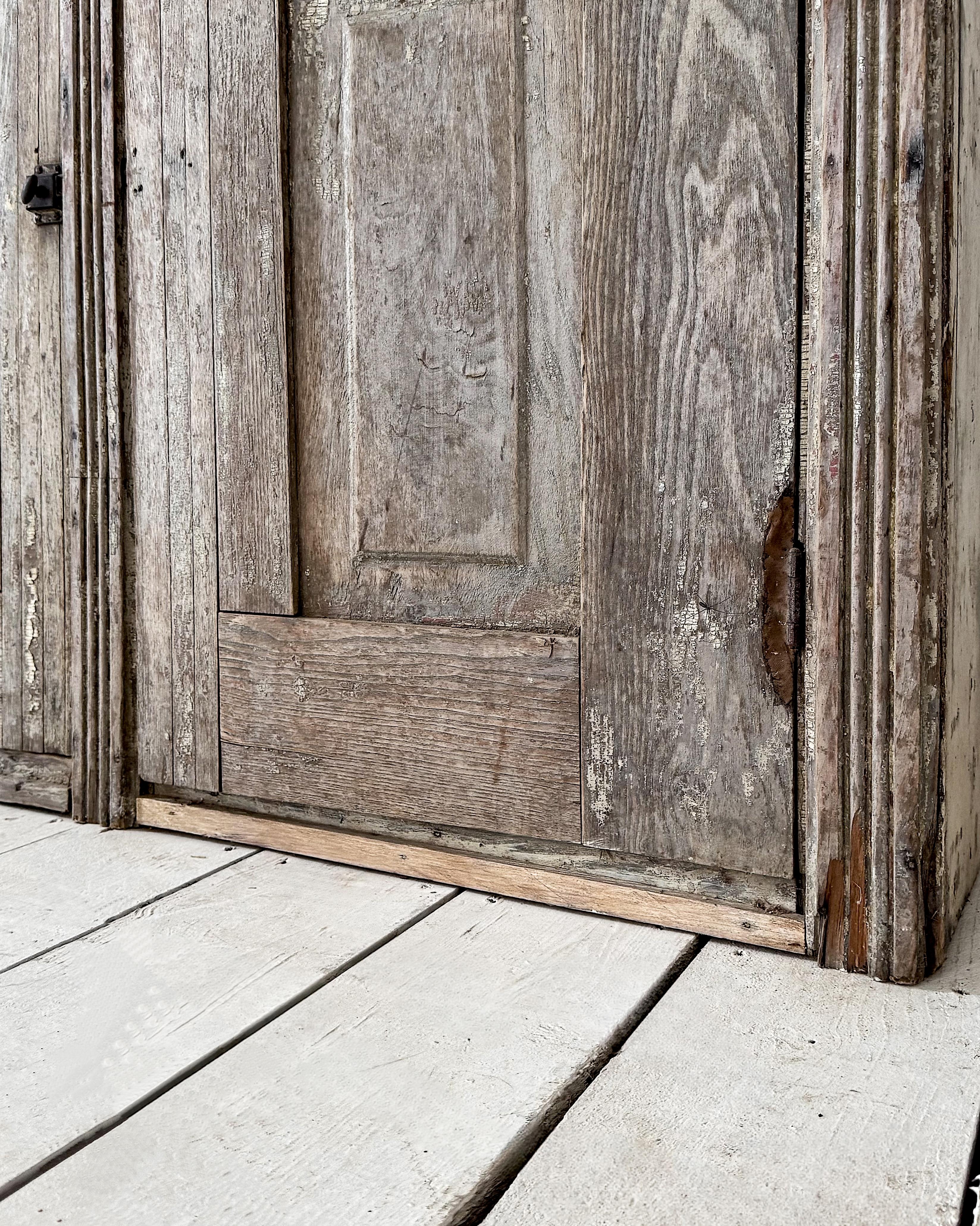 Antique Primitive 4 Door Cupboard with Worn Paint For Sale 9