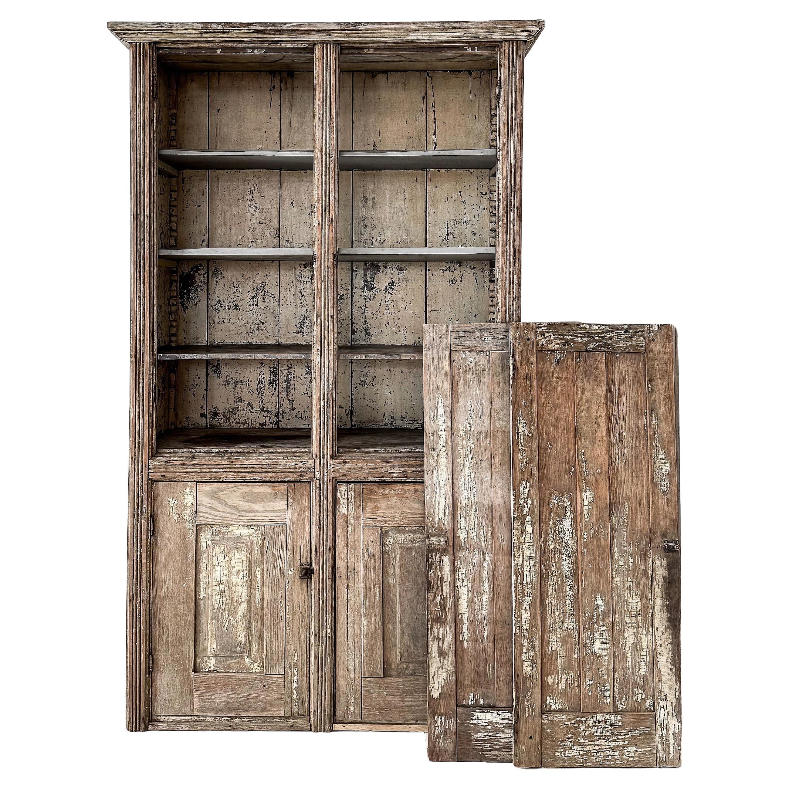 Antiker primitiver 4-türiger Schrank mit getragener Farbe, Primitiv