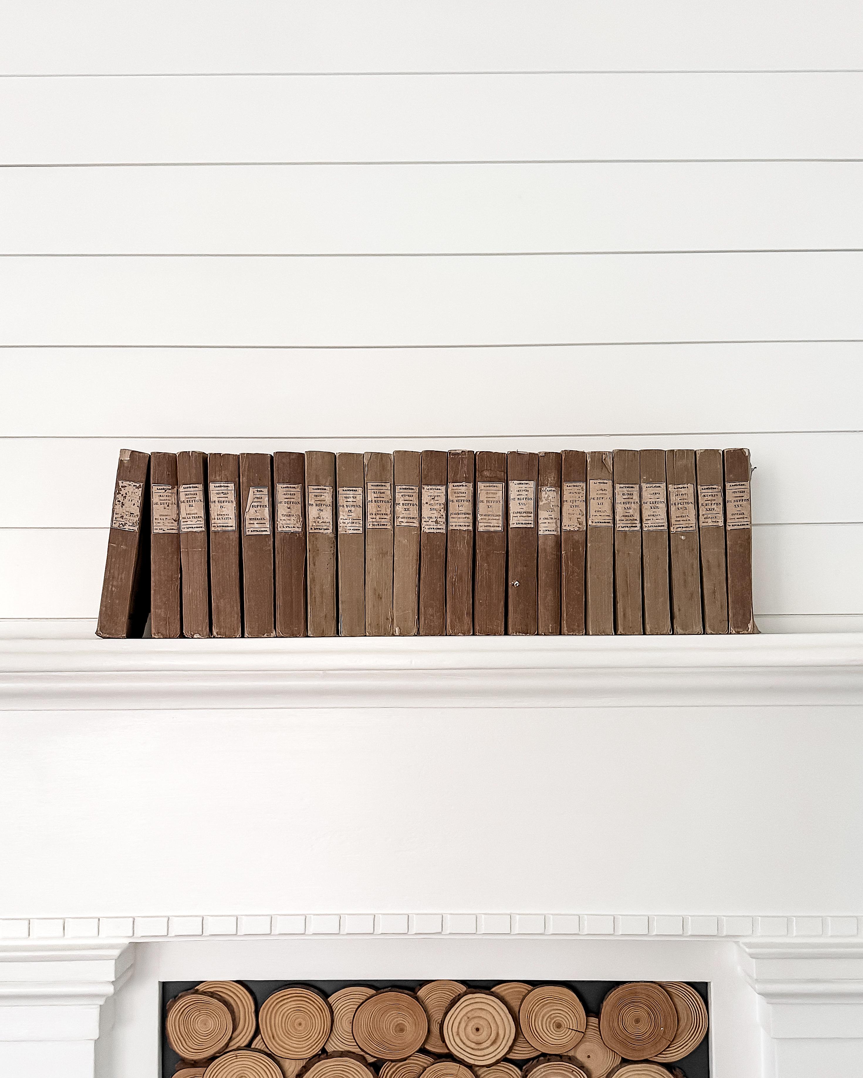 Ensemble de 22 volumes des Oeuvres Complètes de Buffon, publiées entre 1828 et 1829 à Paris par Furne, Treuttel & Wurtz. Ces éditions en papier chiffon du début du XIXe siècle explorent 