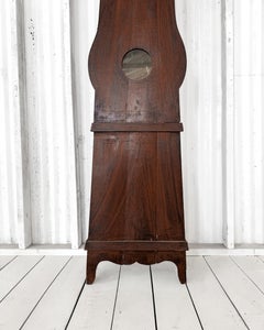 Reloj francés antiguo de caja alta con acabado «faux bois» de principios del siglo XIX y esfera de latón
