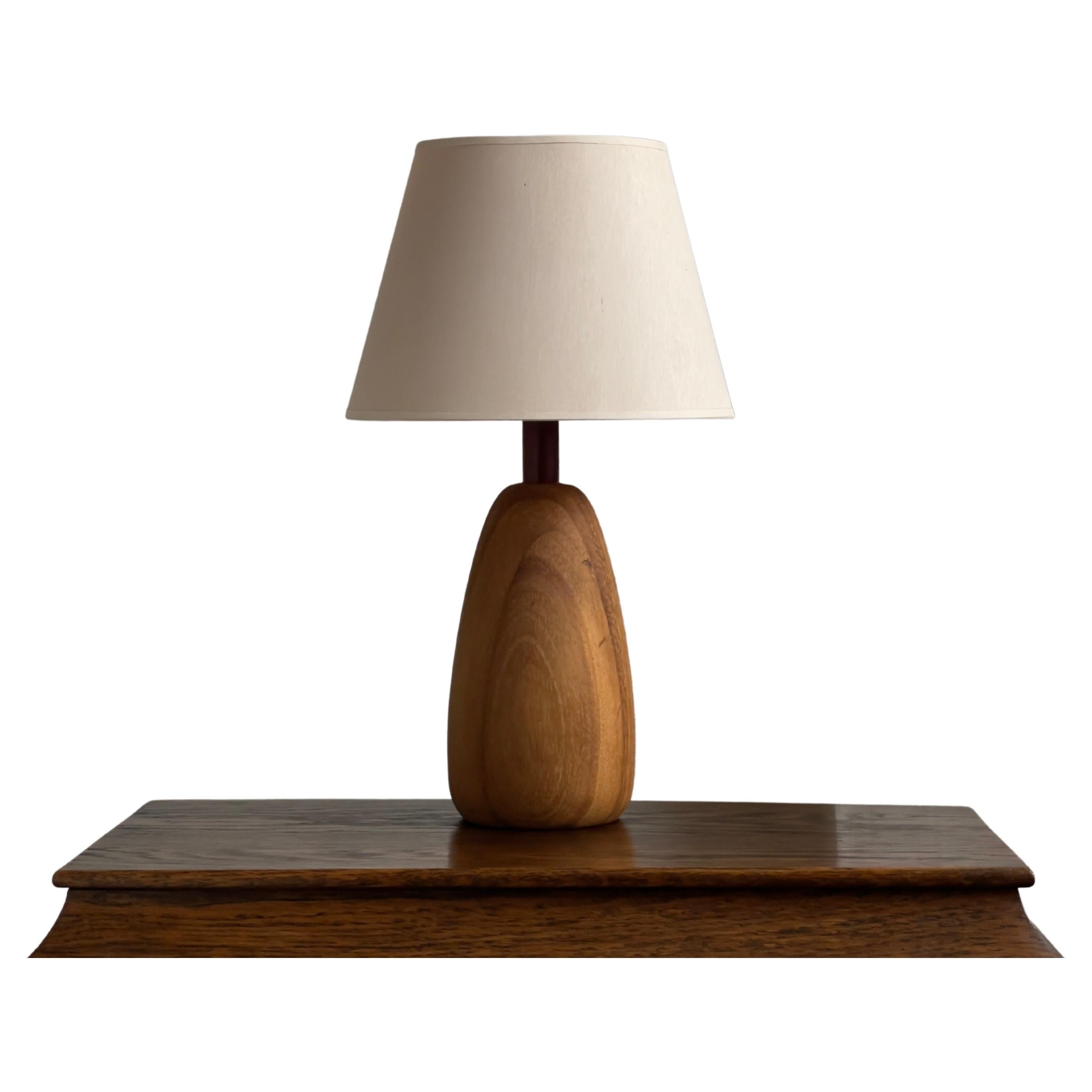 Mid Century french table Lamp in Solid Elm Tree and colored brass For Sale