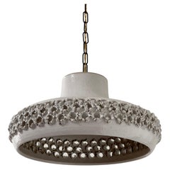 Grande pendente in gres danese degli anni 
70 con smalto bianco Prodotto da Axella