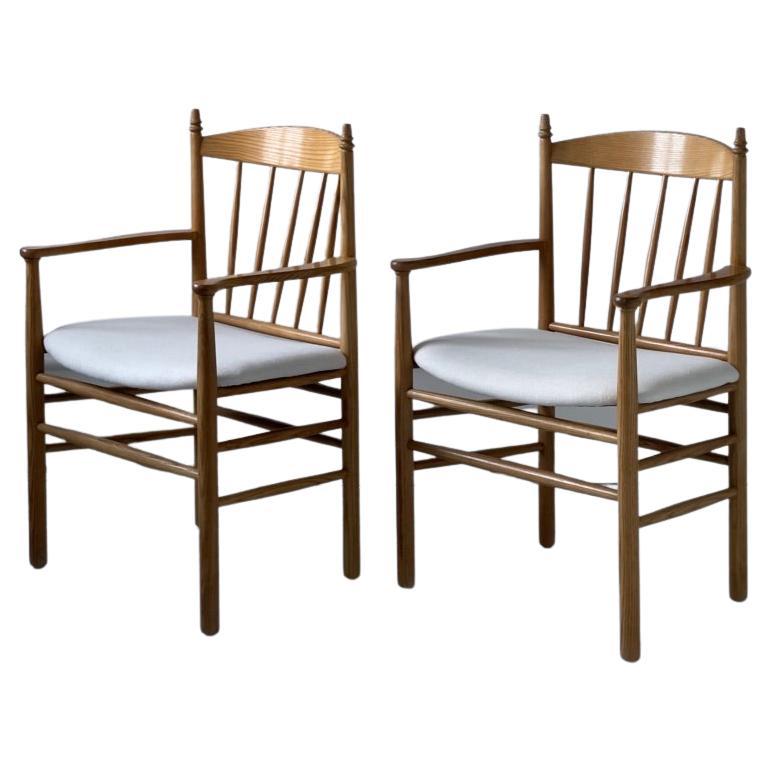 Rare ensemble de chaises de salle à manger danoises des années 1970 en frêne massif et avec une nouvelle tapisserie en lin pur fabrik. Ils sont fabriqués par la célèbre société FDB au Danemark, avec des directeurs pionniers du modernisme tels que