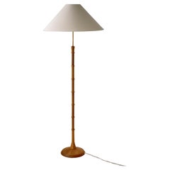 Seltene dänische moderne Stehlampe aus massiver Eiche und Messing aus den 1960er Jahren mit neuem Leinenschirm