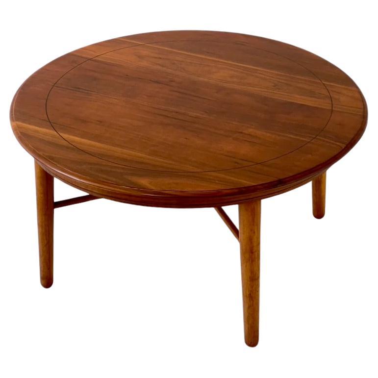Table basse danoise des années 1940 en bois de noyer massif, hêtre avec intarsia de bois foncé.
