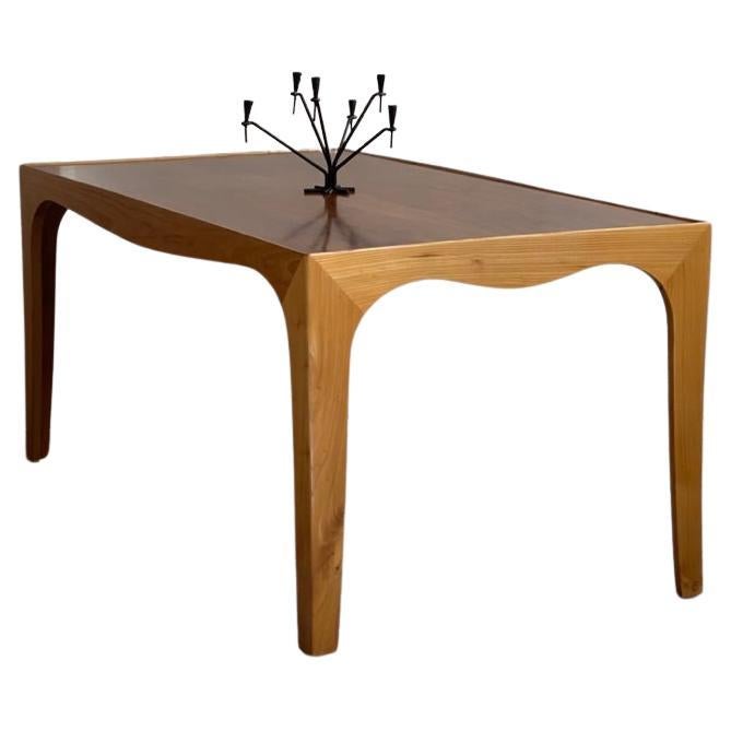 Élégante table basse des années 1940 par un ébéniste moderne danois en orme et bois dur. en vente