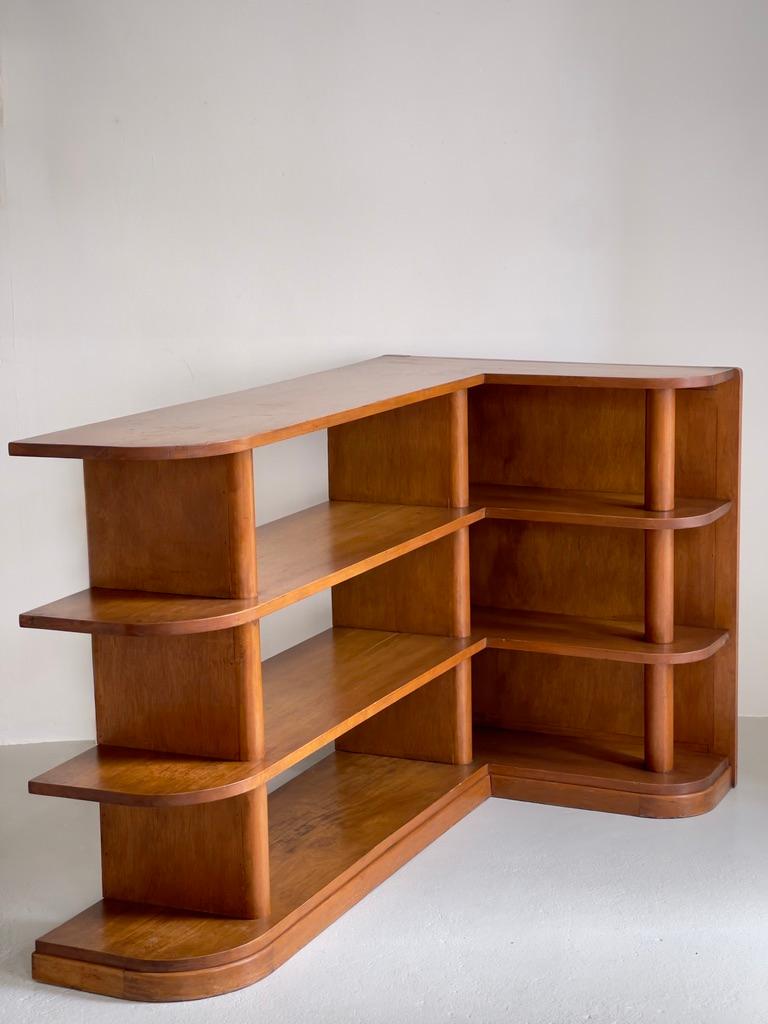 Cette bibliothèque d'angle danoise Funkis des années 1920, fabriquée en acajou massif par un maître ébéniste, est un exemple rare et raffiné du début du design fonctionnaliste scandinave. Ancrée dans le mouvement Funkis - l'interprétation danoise du